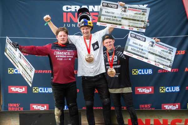 Es stehen die drei Gewinner der Disziplin Speed & Style auf dem Podium von Crankworx Innsbruck 2019. Ganz oben Martin Söderström, gefolgt von Kyle Strait und Garret Mechem